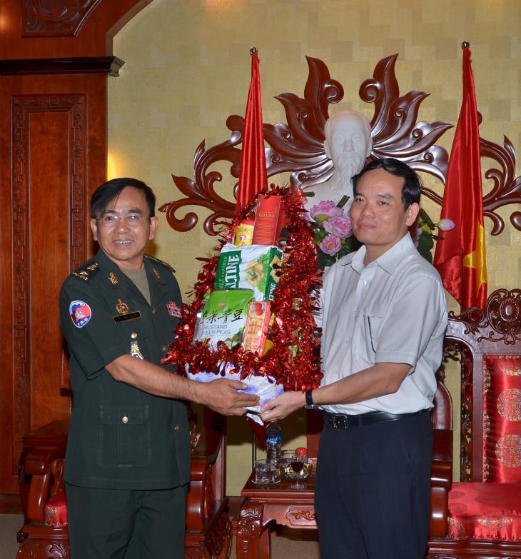 Bí thư Tỉnh uỷ tiếp đoàn công tác Tiểu khu quân sự tỉnh Oddar Meanchey (Campuchia)